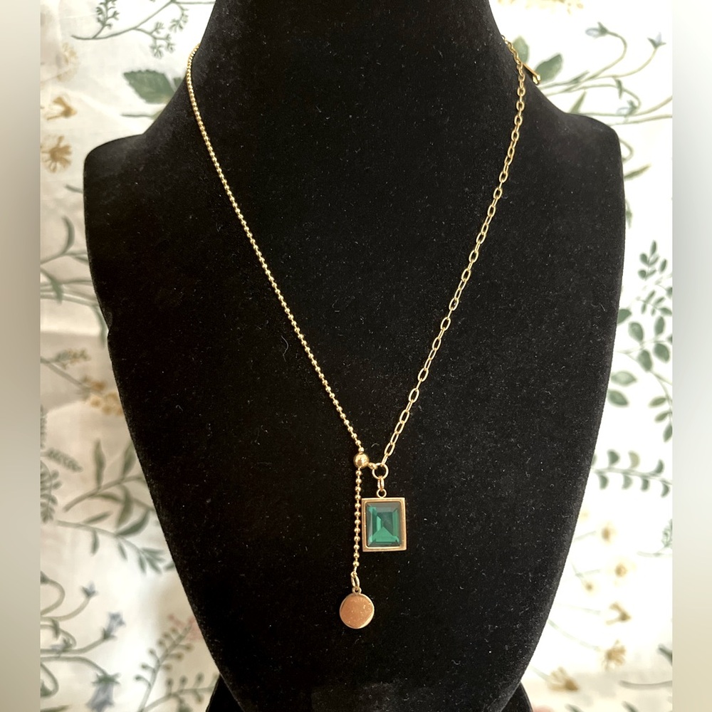 Elegant Gold Tone Necklace with Green Pendant
